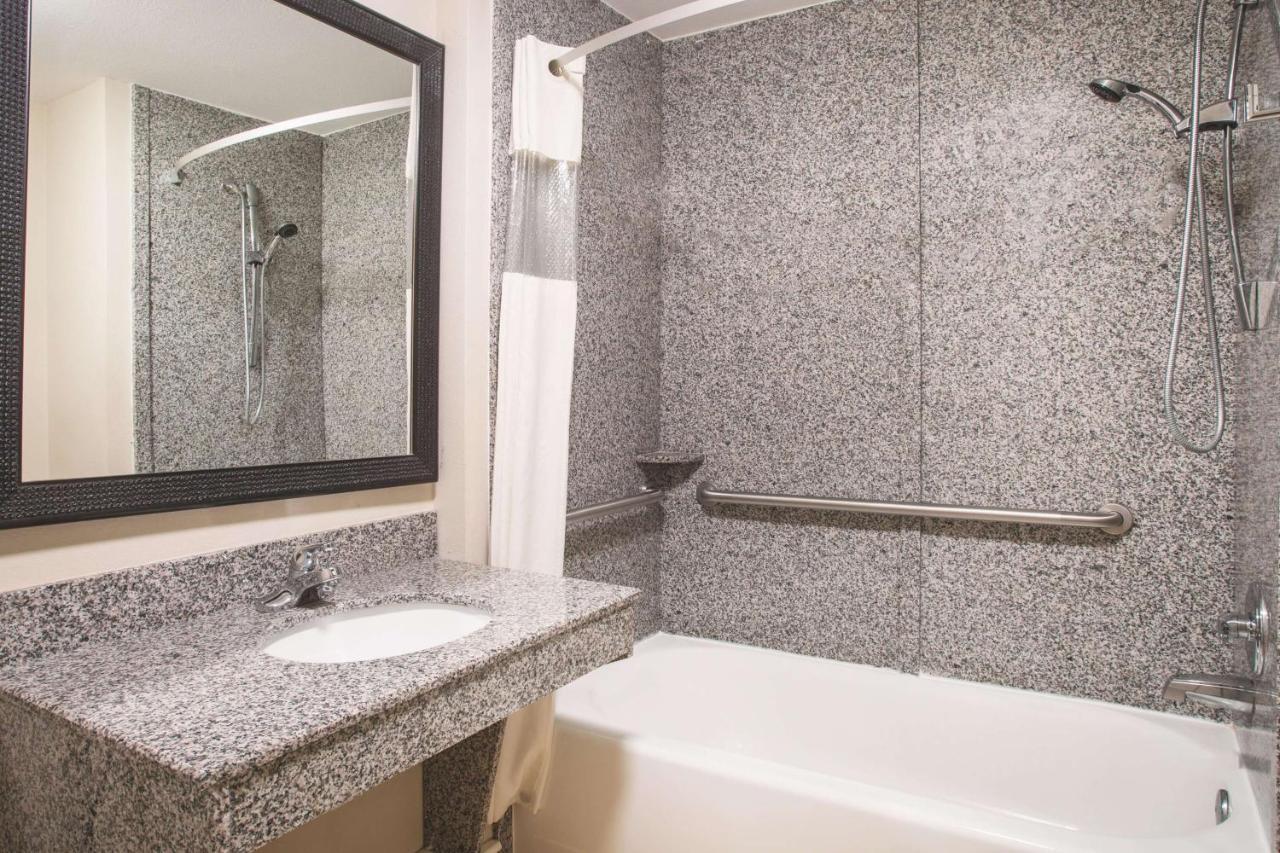La Quinta By Wyndham Kingsland/Kings Bay Naval B Hotel Bagian luar foto